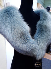 Load image into Gallery viewer, Polar fox collar
