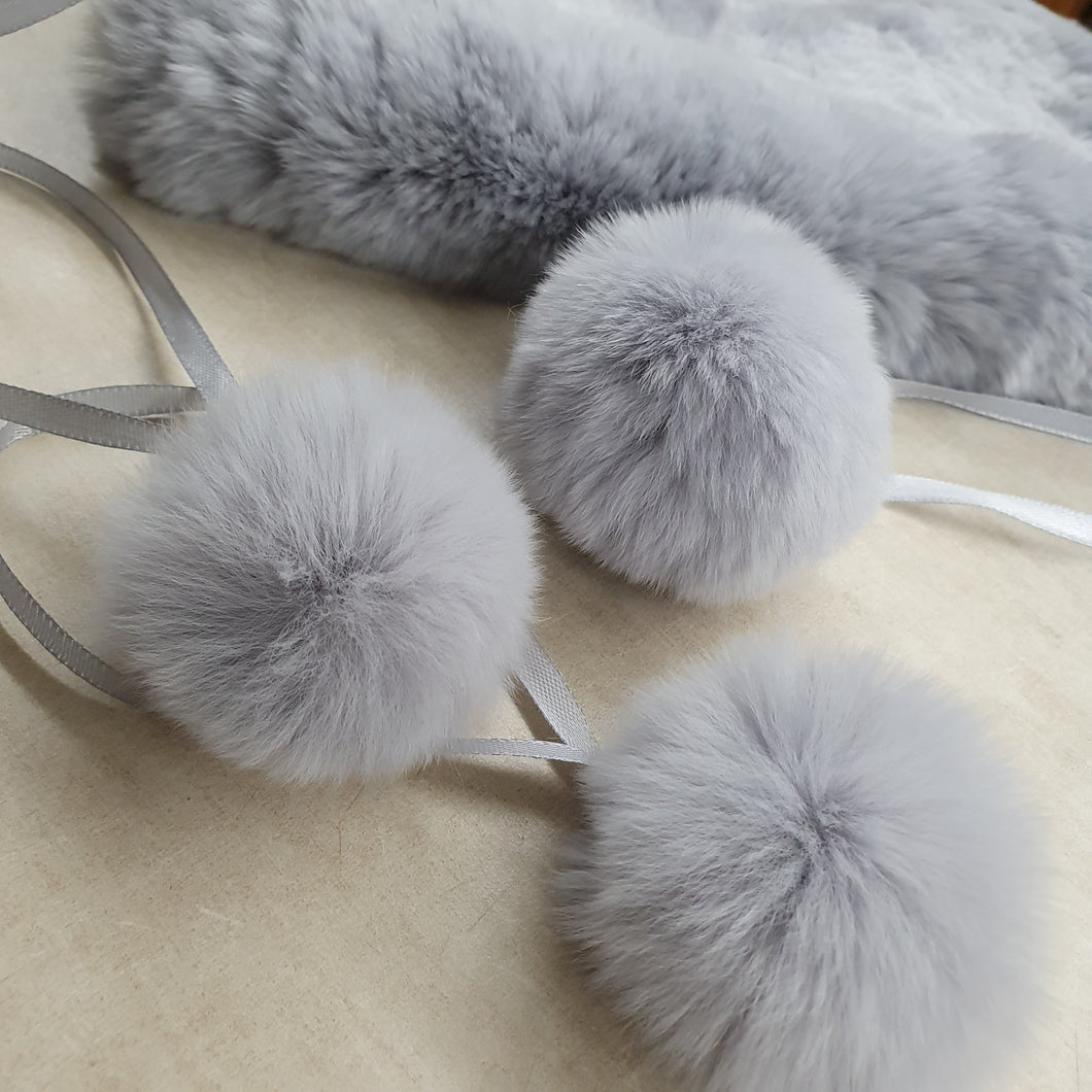 Light gray pompom