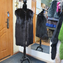 Load image into Gallery viewer, Polar fox fur vest
