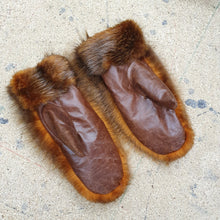 Load image into Gallery viewer, Beaver fur mittens 8
