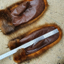 Load image into Gallery viewer, Beaver fur mittens 8
