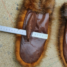 Load image into Gallery viewer, Beaver fur mittens 8
