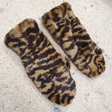 Load image into Gallery viewer, Rabbit fur mittens 5
