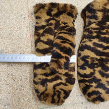 Load image into Gallery viewer, Rabbit fur mittens 5
