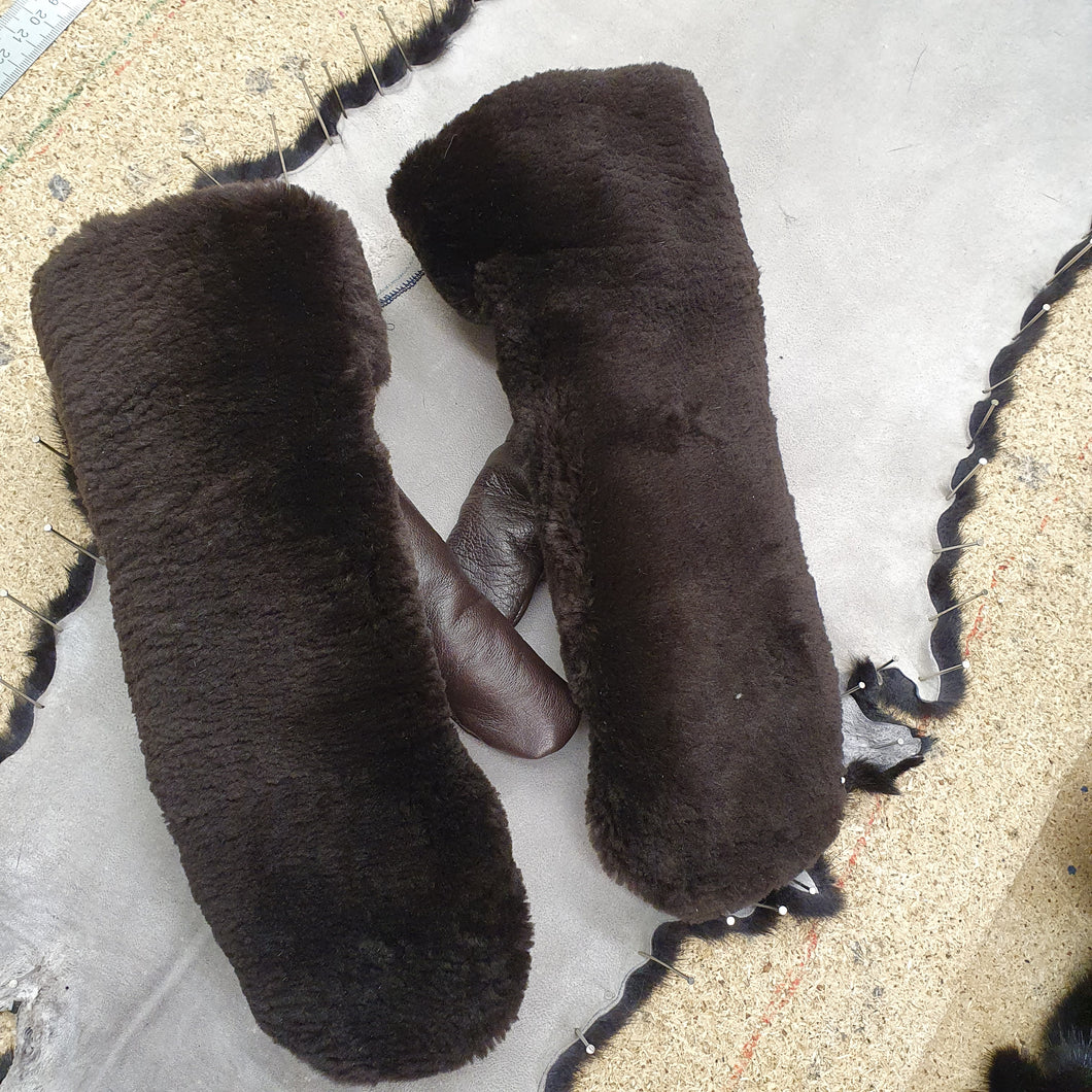 Dark brown mittens 7