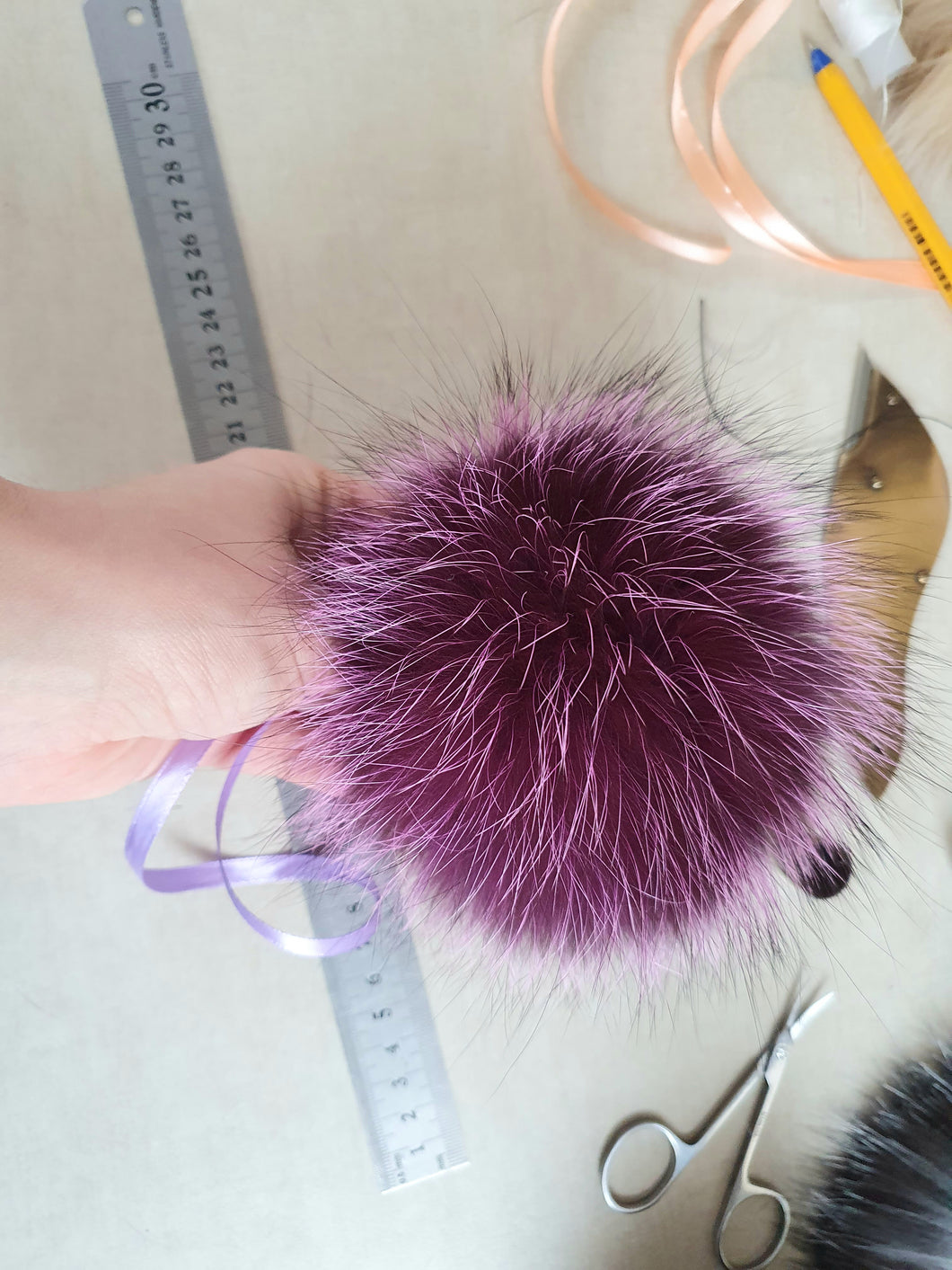 Violet or fuksi pompom