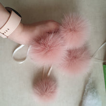 Load image into Gallery viewer, Pink  polarfox pompom
