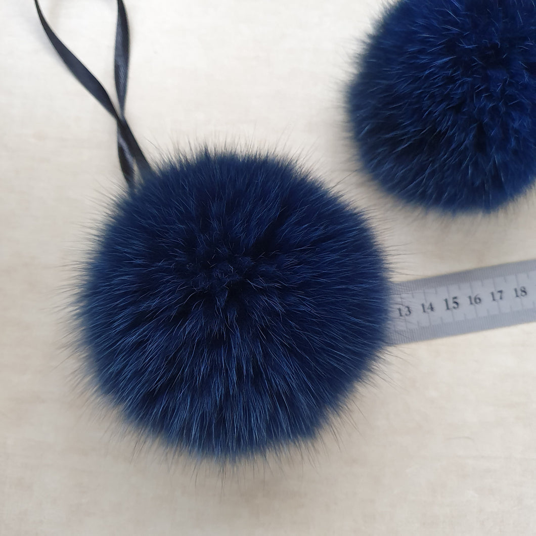 Blue polarfix pompom