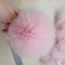 Load image into Gallery viewer, Pink  polarfox pompom
