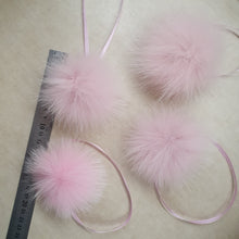 Load image into Gallery viewer, Pink  polarfox pompom
