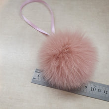 Load image into Gallery viewer, Pink  polarfox pompom
